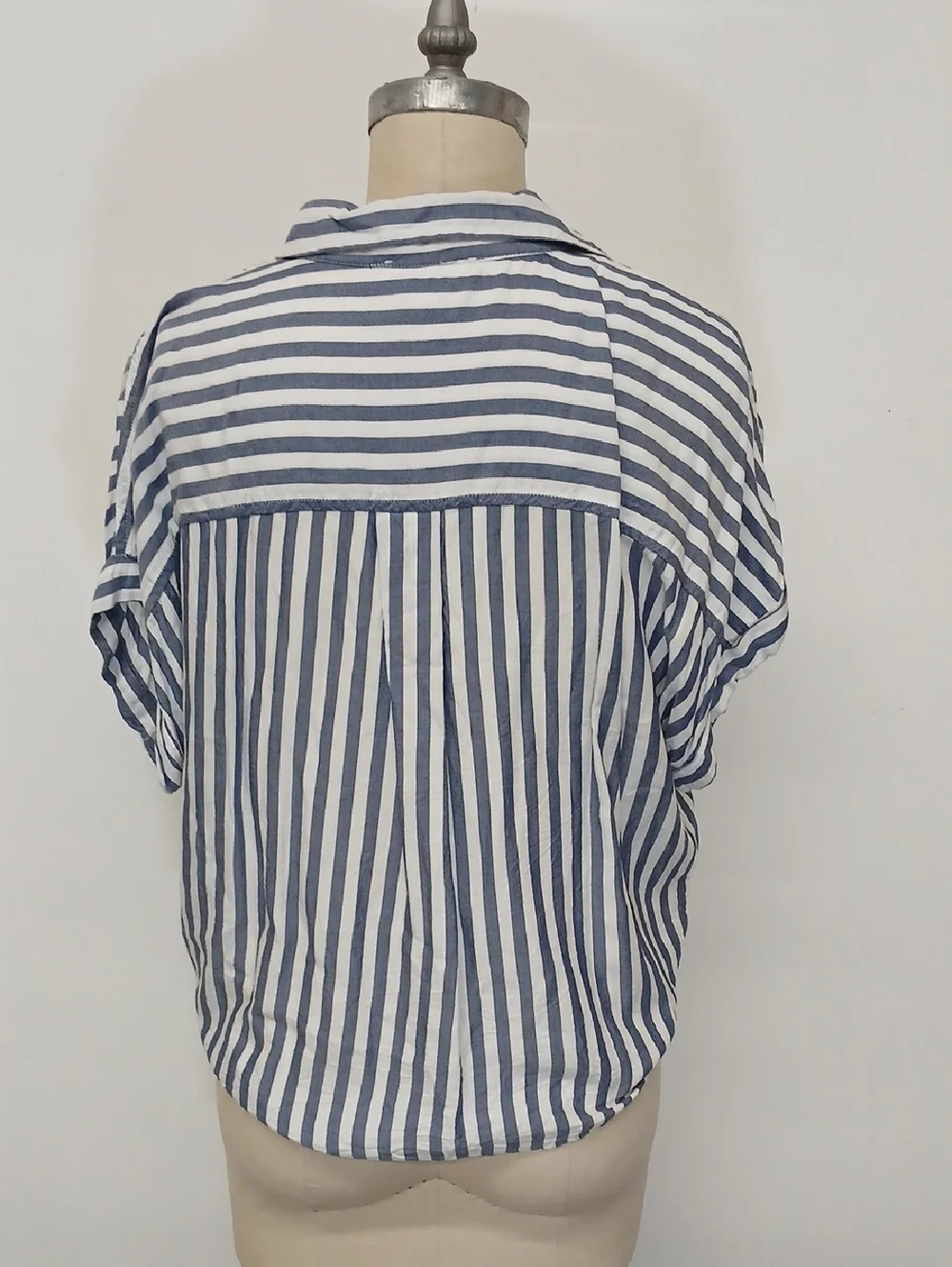 beachlunchlounge Blue and White Vertical Stripe Tie-Front Button Shirt / XL